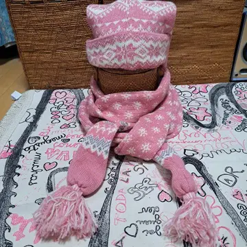 택 포함 새상품 에스토니아 제조 핑크 눈꽃 패턴 니트 모자와 스카프 세트