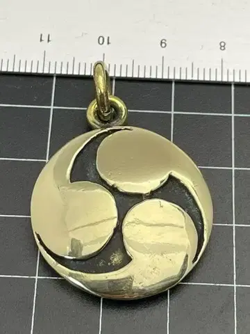 놋쇠제 가몬 펜던트 키링 오른 세 겹의 소용돌이 중간 사이즈