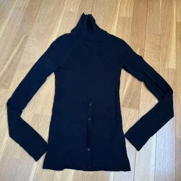 엔폴드 밑단 버튼 하이넥 니트 블랙