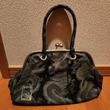 용 무늬 가마구치 핸드백