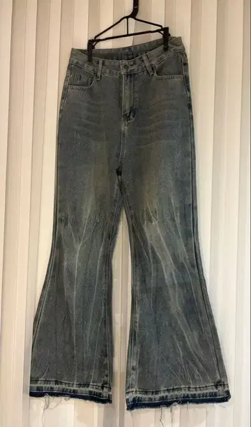 부츠컷 데님 라이트 블루 데미지 가공