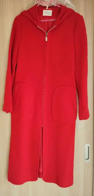 레트로 빨간색 페이턴트 플레이스 후드 부착 롱 코트