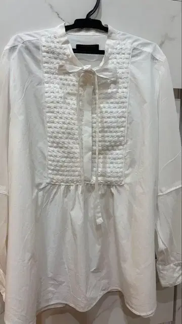 투모로우랜드 보타이 셔츠