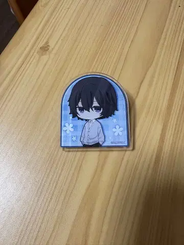 향기로운 꽃은 늠름하게 피다 나츠사와 사쿠 아크릴 배지