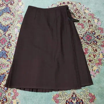 GLEN NEVIS 다크 브라운 플리츠 스커트 사이드 버클 포함