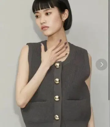 [ WEB 한정판 지속가능성 워셔블 ] BIG 버튼 니트 베스트