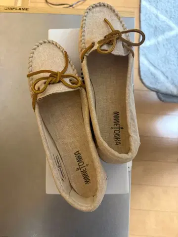 새상품 MINNETONKA 캔버스 모카신 신발 사이즈 8 내추럴