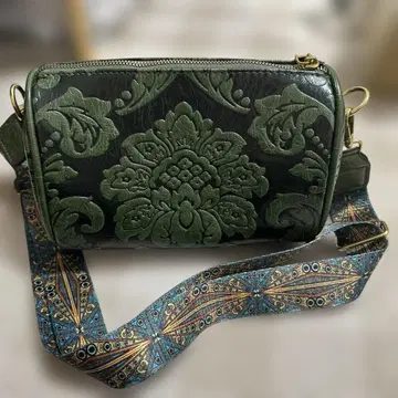 다크 그린 엠보싱 꽃무늬 숄더백