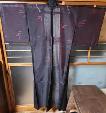 [ 외관 새상품급 ] 블랙과 빨간색의 대나무 무늬 명주 기모노