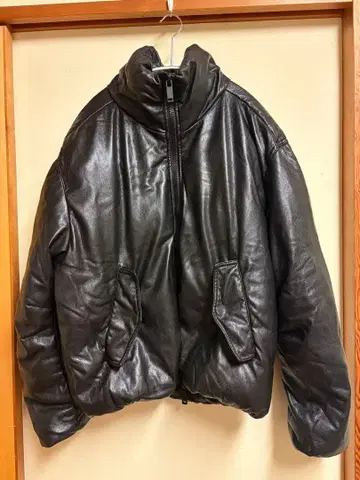 ZARA 블랙 다운 자켓 S yeezy 풍 가죽풍