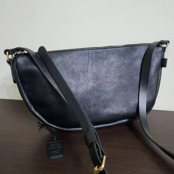 새상품급 HERZ 헬츠 콩 숄더백 M 지퍼