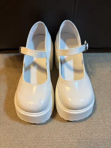 화이트 통굽 펌프스 스트랩 포함