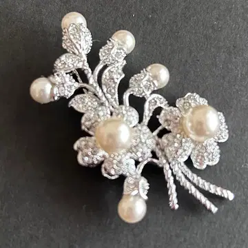 꽃과 모조 진주의 실버색 브로치