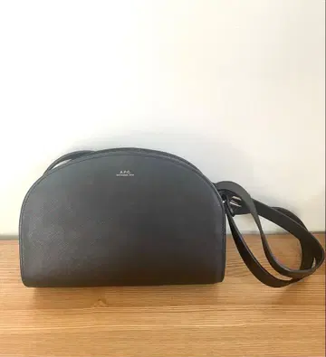 A.P.C 하프문백 블랙 엠보싱 직영점 구매