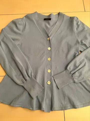 allureville 라이트 블루 버튼 페를라 가디건