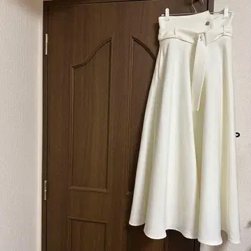 HARE 화이트 플레어 스커트 벨트 포함 롱