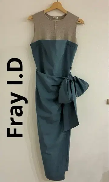 프레이 아이디 슬리브리스 롱 드레스