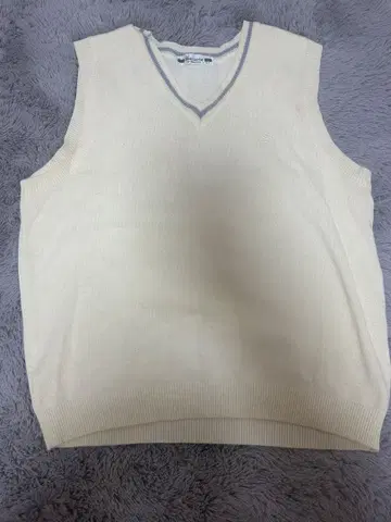 Vencore 아이보리 V넥 니트 베스트