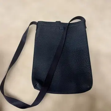 네이비 네이비 컬러 가죽 숄더백 새상품급