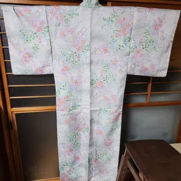 기모노 광택 있는 연한 그레이 꽃무늬