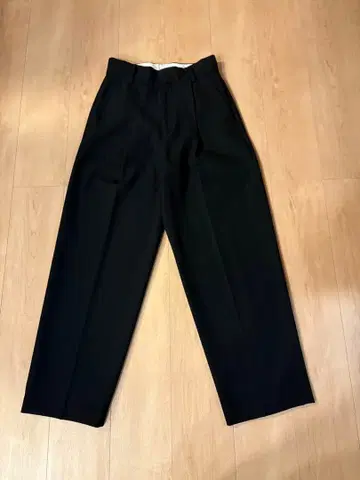 ATON 블랙 턱 슬랙스