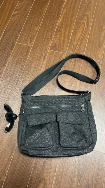 블랙 숄더백 고릴라 키링 포함 키플링