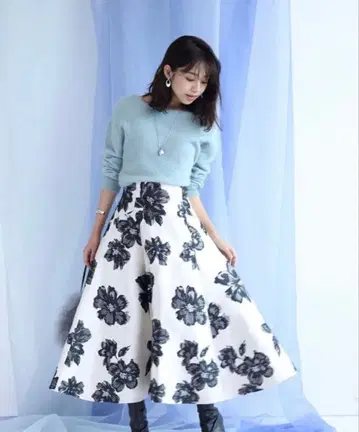 저스길리티 자카드 플레어 스커트