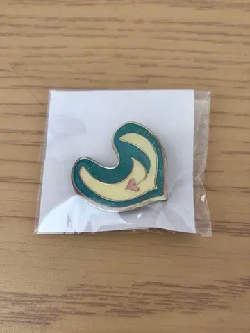 세리자와 유우 핀 배지