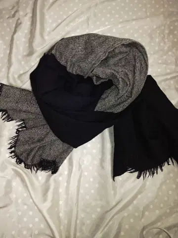 그레이와 블랙 네이비 프린지 머플러