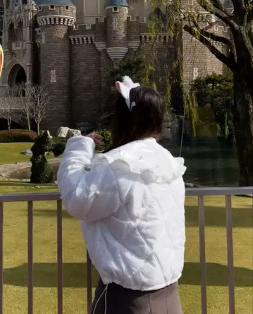 La Florence 프릴 장식 화이트 다운 자켓