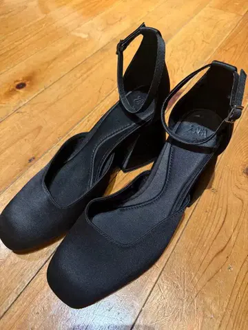 블랙 스트랩 와이드 힐 펌프스 ZARA 39