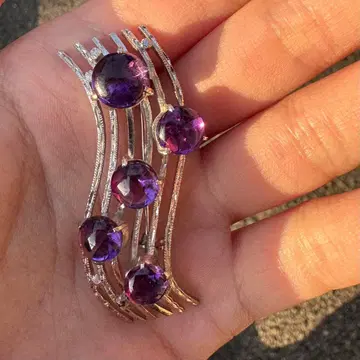 자수정 부착 물결 디자인 브로치 (각인 있음)