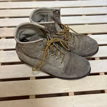 베이지 스웨이드 하이컷 부츠