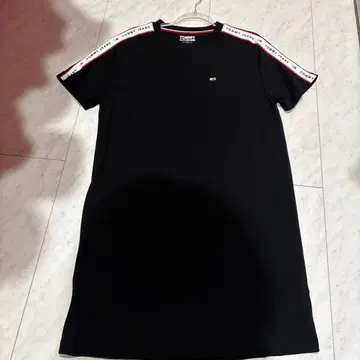 TOMMY JEANS 블랙 반팔 미니 원피스