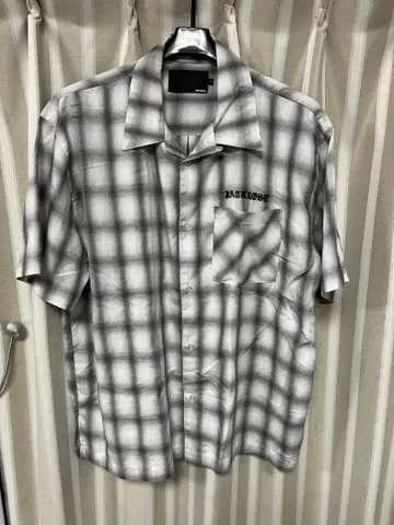 잭로즈 그레이 계열 체크 반팔 셔츠 로고 자수