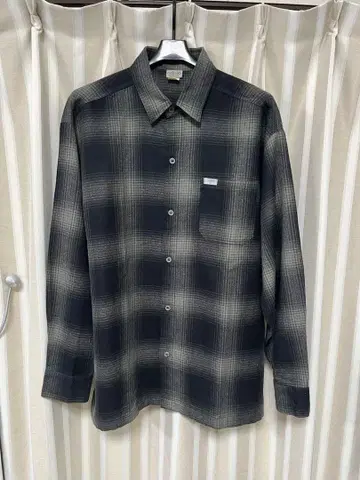 칼탑 그레이 계열 체크 무늬 긴팔 셔츠