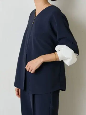 택 포함 새상품 비어즐리 레이어드 스타일 블라우스 네이비