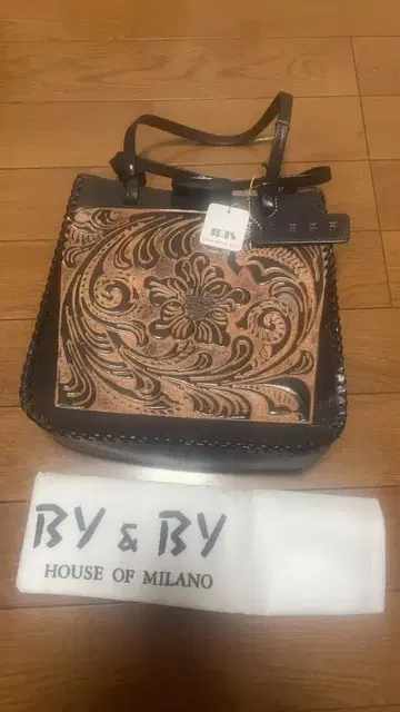 미사용 새상품 BY & BY 엠보싱 핸드백