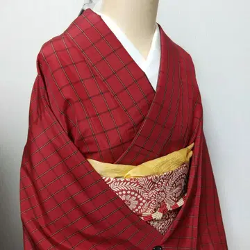 주홍색과 자홍색을 섞은 듯한 빨간색 격자 무늬 광택감 있는 명주