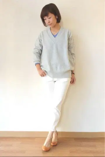 투모로우랜드 맥피 울 V넥 니트