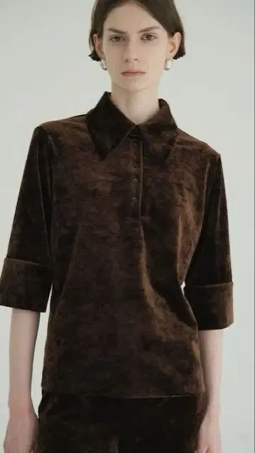 CRUSHED VELOUR POLO TOPS 브라운 사이즈 2