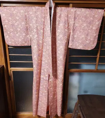 전통 기모노 핑크 계열 꽃무늬