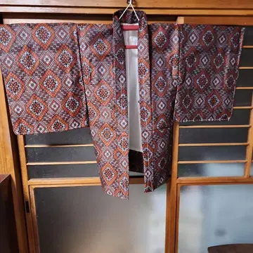 기하학 패턴의 브라운 겉옷