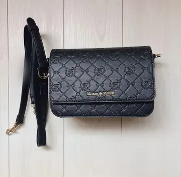 Maison de FLEUR 모노그램 카부세 숄더백 블랙