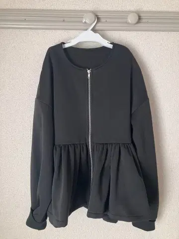 블랙 노카라 자켓 플레어 실루엣 속기모 페플럼 맨투맨