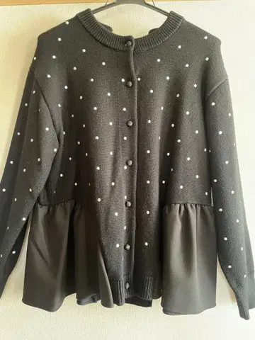 소노 도트 무늬 백리본 니트