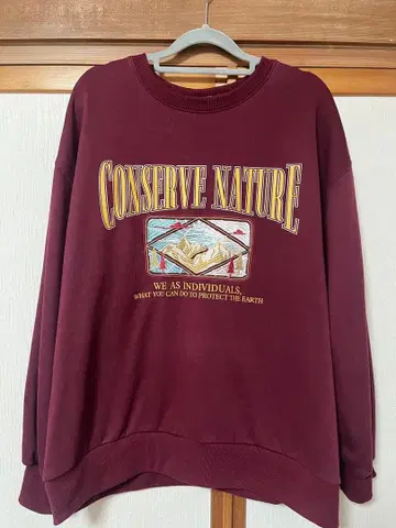 버건디 CONSERVE NATURE 자수 맨투맨