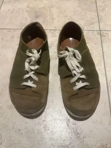 클락스 올리브 그린 스니커즈
