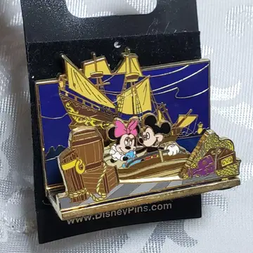 DLR 캐리비안의 해적 디오라마 핀 배지