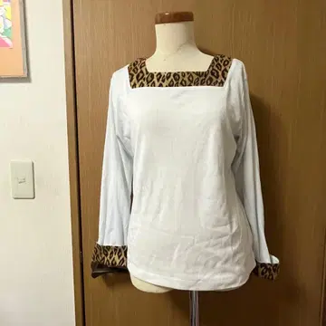 레오파드 무늬 탑